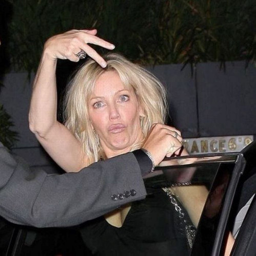 Heather Locklear tự tin làm "mặt xấu" khi xuất hiện trước công chúng.