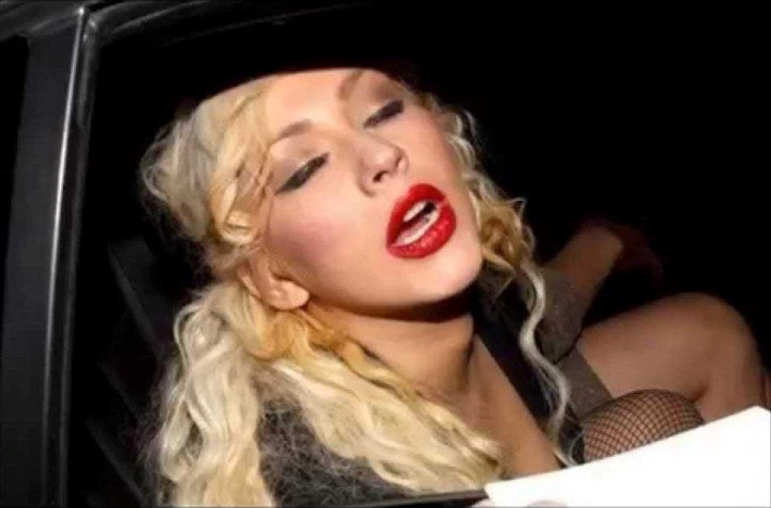 Christina Aguilera đã không thể kiểm soát được hành động của mình mỗi khi say xỉn. Cô có thể ngủ mọi lúc, mọi nơi cho đến khi tỉnh lại.
