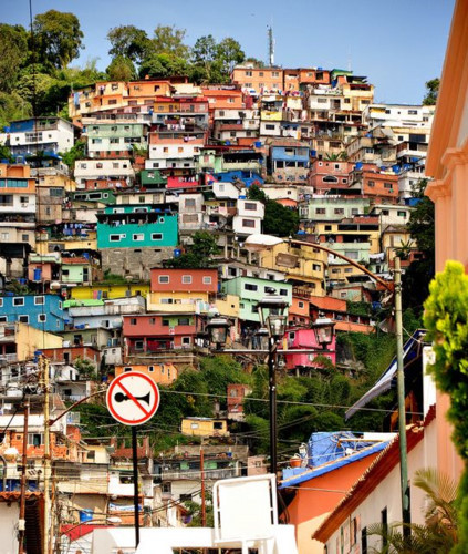 Venezuela được bình chọn là quốc gia du lịch rẻ nhất thế giới vào năm 2014. Giá phòng đã giảm từ 12 USD xuống 5 USD/đêm, một bữa ăn tại một nhà hàng khoảng 3 USD. Các chuyến bay nội địa trên phạm vi cả nước có giá từ 7 đến 20 USD khiến cho việc đi lại dễ dàng.