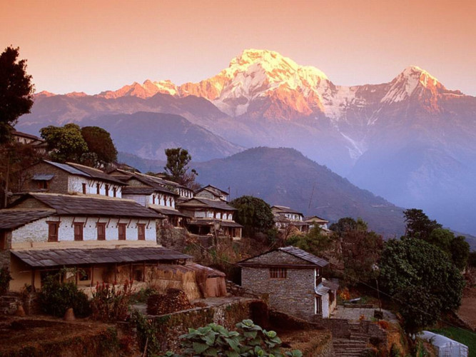 Nepal vẫn đang được xây dựng lại từ trận động đất xảy ra vào năm 2015. Bạn có thể chi tiêu với 20 USD/ngày ở đây. Nếu tiết kiệm, một khách du lịch có thể sống ở đây với 300 USD/tháng.
