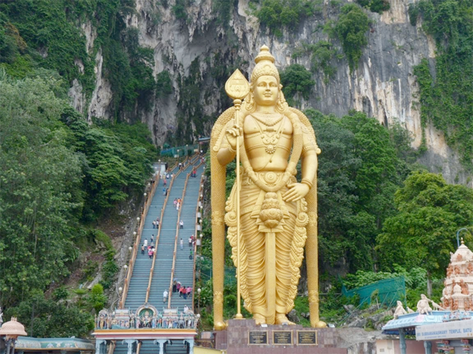 Malaysia: Phải thừa nhận ở Malaysia giá cả không phải chăng như Campuchia hay Việt Nam, nhưng đây vẫn là quốc gia có chi phí du lịch rẻ. Nhiều blogger đồng ý rằng du khách có thể chỉ chi tiêu 30 USD/ngày. Nhược điểm duy nhất là Malaysia có thuế rượu cao nhất thế giới.