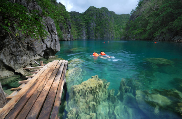 Philippines: Nơi đây có những bãi biển tuyệt vời, người dân địa phương thân thiện và thiên nhiên tươi đẹp. Tương tự như nhiều nước khác ở Đông Nam Á, Philippines có giá sinh hoạt rất rẻ. Cà phê 11 xu, một bữa ăn 2.5 USD và phòng nghỉ 9 USD/ngày cho mỗi người.