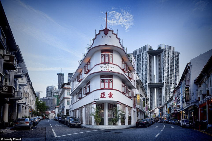 Keong Saik, Singapore: Keong Saik là phố cổ nằm trong khu Chinatown nổi tiếng của Singapore. Bạn sẽ khám phá được đằng sau những tòa nhà có kiến trúc đẹp mắt là những điểm ăn uống nổi tiếng nhất của Singapore. Mỗi món ăn là sự kết hợp hài hòa của hương vị và phong cách ẩm thực châu Á. Những góc nhìn tuyệt vời trên tầng thượng và quán bar cocktail thanh lịch sẽ khiến bạn lạc lối về. Ảnh: Lonely Plannet.