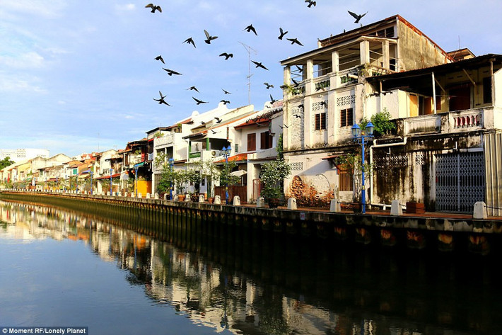 Thành phố Melaka, Malaysia: Việc có tên trong danh sách Di sản Thế giới của UNESCO năm 2008 đã đưa thành phố Mekala vào bản đồ du lịch khu vực Đông Nam Á. Dịch vụ du lịch ở đây cũng theo đó phát triển hơn với các nhà hàng sang trọng, khách sạn boutique. Du khách cũng có thể đi thuyền dọc theo sông Melaka, chiêm ngưỡng những tòa nhà cổ kính, hoặc lên bờ mua sắm trong những trung tâm thương mại cao cấp mới mở. Ảnh: Moment RF/Lonely Planet.