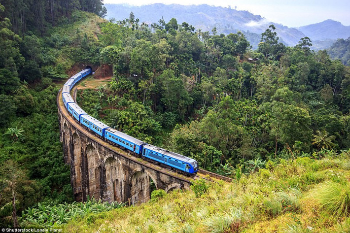 Hill Country, Sri Lanka: Đi tàu lửa để thăm danh lam thắng cảnh Hill Country huyền diệu và thoát khỏi khí hậu ẩm ướt là một trải nghiệm nên thử khi đến Sri Lanka. Hill Country có các công trình Phật giáo linh thiêng và các vườn thực vật, những ngọn đồi chè xanh tươi tốt. Ảnh: Shutterstock/Lonely Planet.