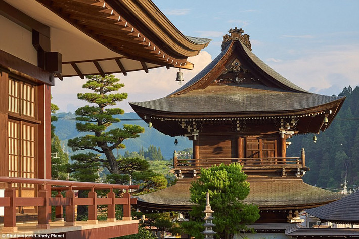 Takayama, Nhật Bản: Takayama được coi là “kho báu” của những giá trị truyền thống Nhật Bản, với căn nhà gỗ cổ xưa, những ngành nghề thủ công… Ẩn mình trong những dãy núi thuộc tỉnh Gifu, miền trung Nhật Bản, Takayama là nơi mà lịch sử và văn hóa truyền thống Nhật Bản vẫn còn được lưu giữ và tiếp nối cho đến tận ngày nay. Ảnh: Shutterstock/Lonely Planet.