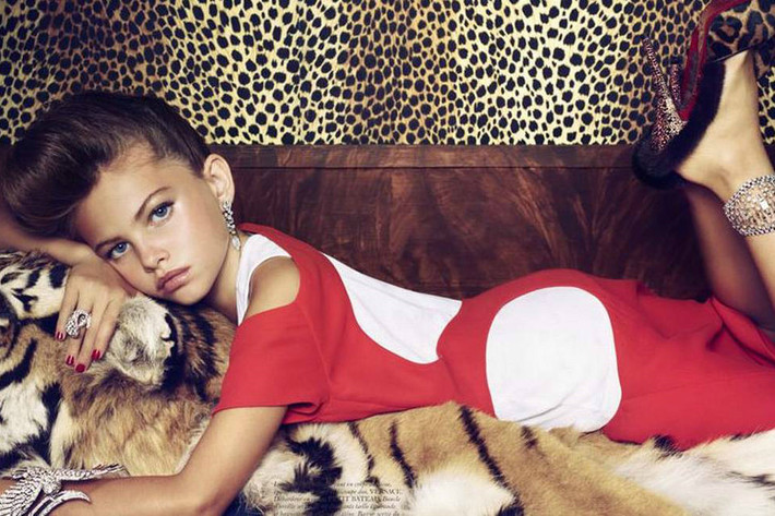 2. Thylane Lena-Rose Blondeau (15 tuổi, Pháp) "ẵm" danh hiệu "cô gái xinh nhất thế giới" khi mới 10 tuổi. Cô trở thành người mẫu từ khi lên 5. Thylane nổi đình đám khi xuất hiện trên Vogue Pháp vào năm 2011, bởi cô là người mẫu trẻ nhất từng xuất hiện tại tạp chí danh giá này. Tuy nhiên, nhiều người cho rằng Thylane còn quá nhỏ để chụp ảnh gợi cảm. Cô hiện đầu quân cho IMG Models, cùng công ty với chị em Gigi - Bella Hadid, Kaia Gerber. Ảnh: Vogue.