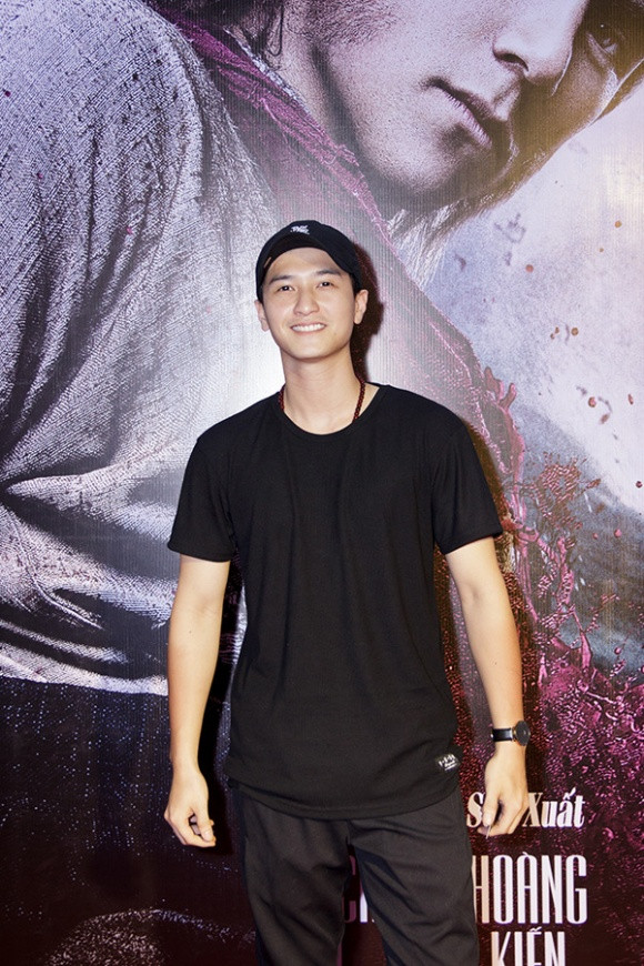 Tối qua (11/7), Wu Kong – Ngộ Không Kỳ Truyện một trong những siêu phẩm điện ảnh Châu Á được mong chờ nhất năm 2017, vừa có một đêm ra mắt đầy sôi nổi tại Hà Nội và TP.HCM. Sự kiện có sự góp mặt của dàn sao Việt đang vô cùng háo hức để được diện kiến Tề Thiên Đại Thánh: vợ chồng Tim – Trương Quỳnh Anh, Vũ Cát Tường, Huỳnh Anh, Karik... Đáng chú ý trong sự kiện là sự xuất hiện của Huỳnh Anh. Nam diễn viên tới sự kiện một mình và ăn mặc khá đơn giản. Sau khi chụp hình ở sân khấu, nam diễn viên Huỳnh Anh nhanh chóng rời khỏi khu vực tổ chức sự kiện khiến nhiều người bất ngờ.
