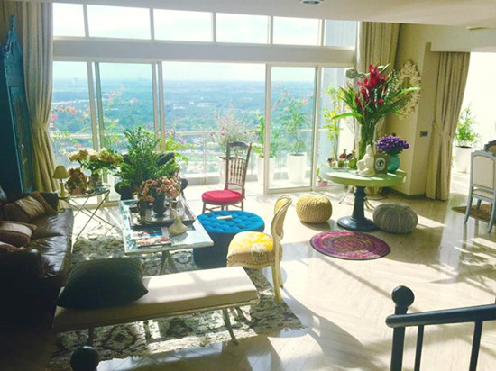 Thật khó tin từ một căn hộ thuần tuý qua tay anh như biến thành một bức tranh nghệ thuật sống động, đa sắc và ấn tượng như vậy.