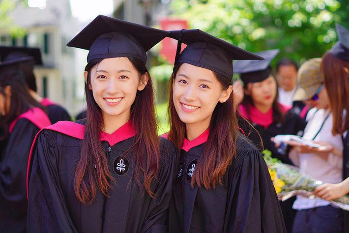 Chị em sinh đôi Sun Yumeng và Sun Yutong (23 tuổi, đến từ Nam Kinh, Giang Tô, Trung Quốc) nổi tiếng không chỉ nhờ ngoại hình xinh xắn, mà còn có thành tích học tập đáng nể.
