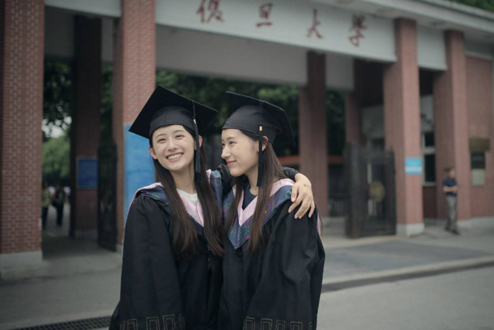 Năm 2012, hai chị em trở thành sinh viên Đại học Phục Đán (Thượng Hải, Trung Quốc). Tại đây, kết quả học tập của họ luôn nằm trong top đầu.
