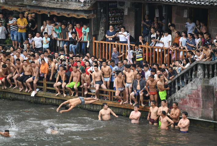 Hàng trăm người đã tập trung ở cạnh các dòng sông để kỷ niệm lễ hội này. Ảnh: Getty Images.