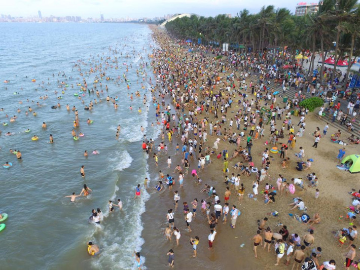Vì lý do này, ngày 30/5, bãi biển Hải Khẩu, phía bắc của đảo Hải Nam đã đón nhận tới 190.000 lượt khách khắp nơi đổ về, cùng nhau đến bãi tắm. Tương truyền, Lễ hội Thuyền Rồng được người dân Trung Quốc tổ chức để tưởng nhớ Khuất Nguyên (343TCN -278 TCN), một nhà thơ yêu nước của nước Sở. Mọi người tin rằng Khuất Nguyên đã trở thành một con rồng sau khi ông tự tử trên sông Mịch La. Ảnh: Rex Features.
