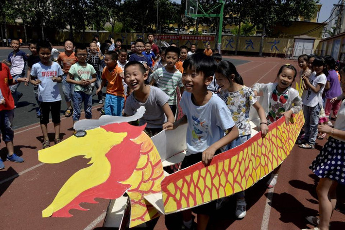 Các em học sinh tham gia đua thuyền bằng giấy. Ảnh: Getty Images.