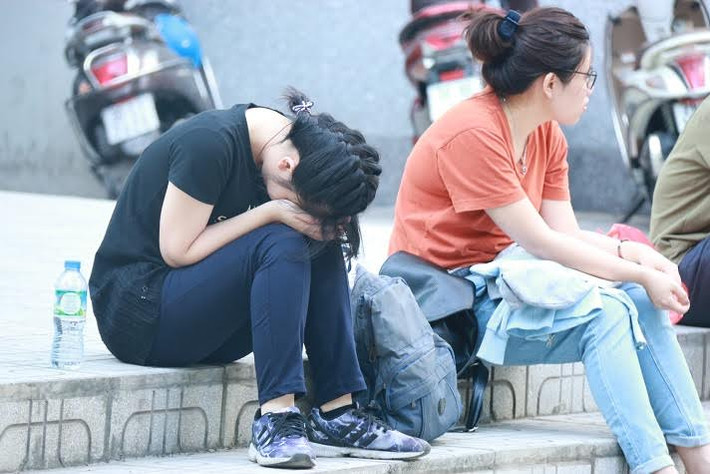 Không chỉ chị Giới hay chị Ngân, lo lắng cho kỳ thi của con, nhiều phụ huynh đã ngồi thành hàng dài trước điểm thi, và quyết định túc trực suốt thời gian làm bài kéo dài hơn 2 giờ đồng hồ.