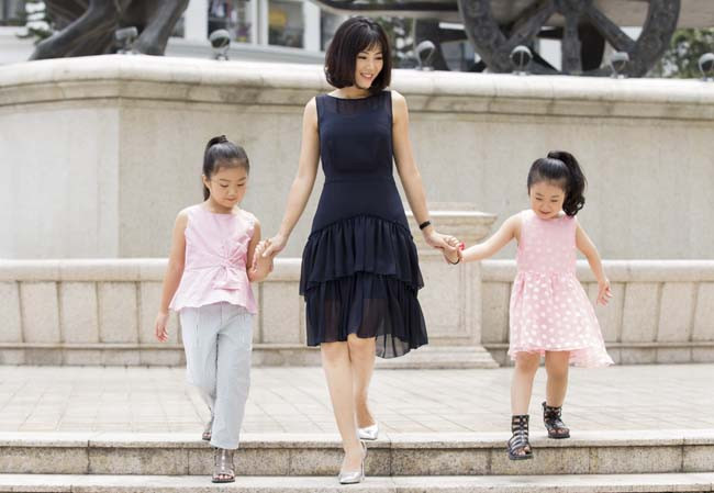 Thanh Hương cùng hai cô con gái làm người mẫu ảnh