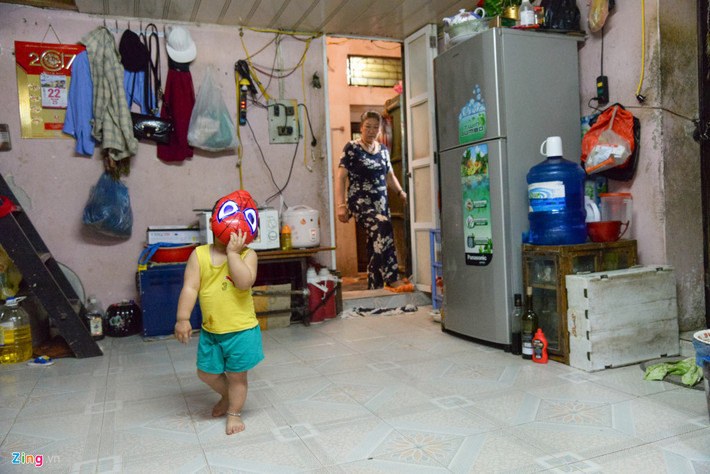 Trong khi trẻ em nông thôn, miền núi luôn được sống trong không gian thiên nhiên khá trong lành thì trẻ em thành phố hay bị "nhốt" trong nhà. Đây là tình trạng phổ biến hiện nay khi các tòa nhà cao tầng mọc san sát, thiếu sân chơi cho trẻ em. Theo Sở Quy hoạch - Kiến trúc Hà Nội, hiện toàn thành phố có khoảng 2.000 điểm vườn hoa, sân chơi công cộng, trong khi số lương trẻ em lên đến gần 2 triệu.