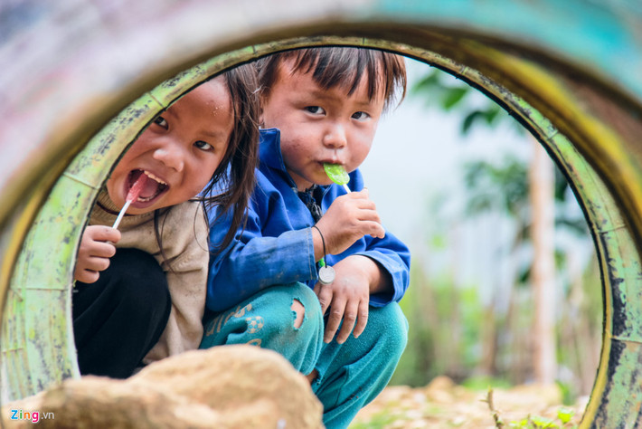 Tuy nhiên, không phải ai cũng được hưởng thành quả của những tiến bộ này. Trẻ em dân tộc thiểu số có khả năng không được thực hiện quyền nhiều gấp hai lần so với trẻ em dân tộc Kinh. Tỷ lệ tử vong ở trẻ sơ sinh, tảo hôn, không được đi học và không được sử dụng nhà tiêu hợp vệ sinh cao hơn rất nhiều ở nhóm trẻ em dân tộc thiểu số.