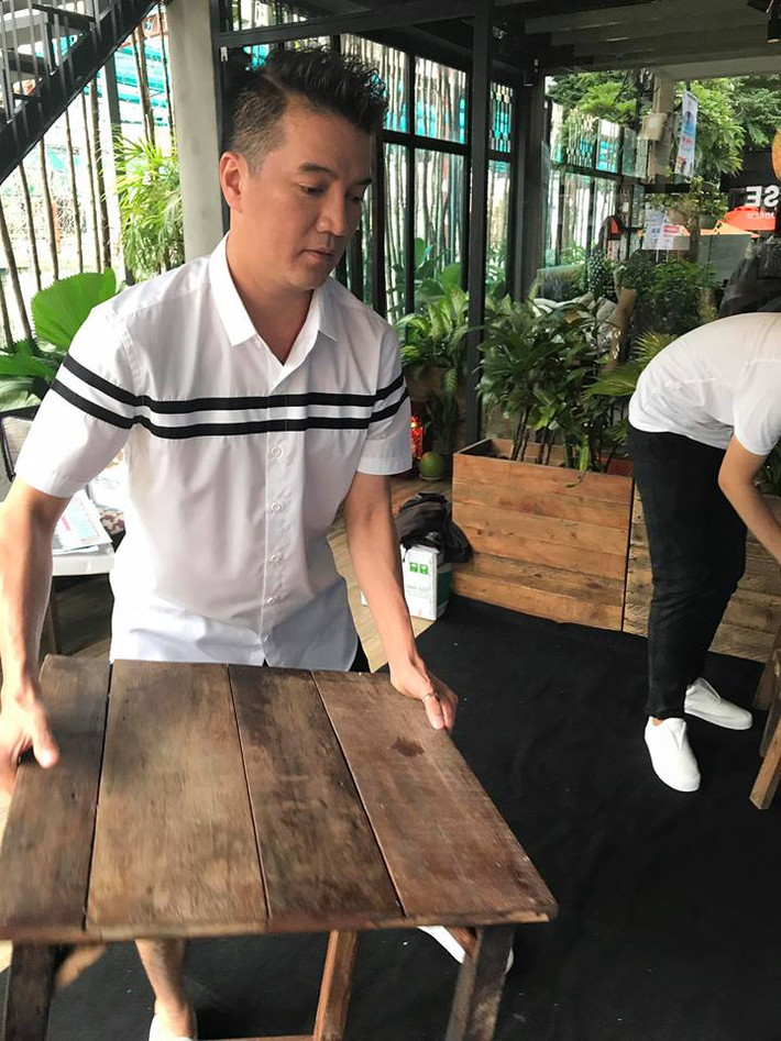 Nổi tiếng giàu có bậc nhất nhì làng giải trí Việt, tên tuổi gắn liền với những liveshow được đầu tư công phu lên đến hàng chục tỷ nhưng Đàm Vĩnh Hưng vẫn giữ cho mình hình ảnh giản dị, gần gũi với mọi người. Bằng chứng là những hình ảnh, clip mới đây của giọng ca "Vì anh là soái ca" không ngại khó, ngại khổ tự tay bê đồ và chuẩn bị tươm tất cho buổi họp báo "Tình bơ vơ" diễn ra chiều 15.8 vừa qua.