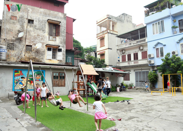 Trước đây sân chơi công cộng 200m2 này (nằm trong khu tập thể Ngân Hàng TW, thuộc tổ 25, phường Mai Động, quận Hoàng Mai, Tp Hà Nội) từng là bãi đất bỏ hoang, cỏ mọc um tùm, bị 1 số cá nhân chiếm dụng.