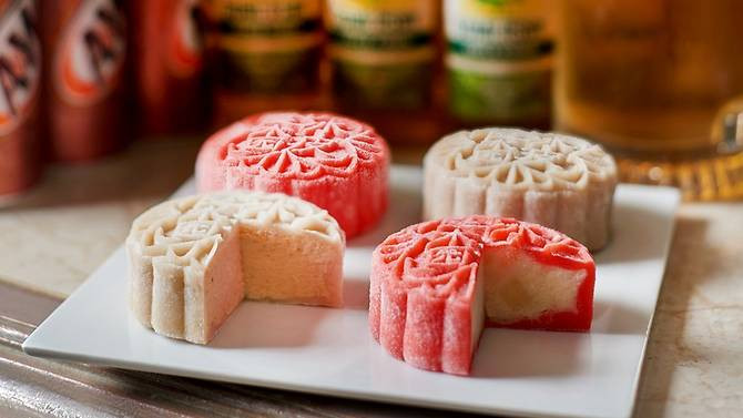 Bánh rẻo Root Beer của Khách sạn Goodwood Park Được làm cùng với root beer (một dạng nước ngọt có ga với nồng độ cồn thấp làm từ rễ hoặc vỏ của cây sassafras), chiếc bánh trung thu này nồng nàn hương vị vani và một chút rượu rum.