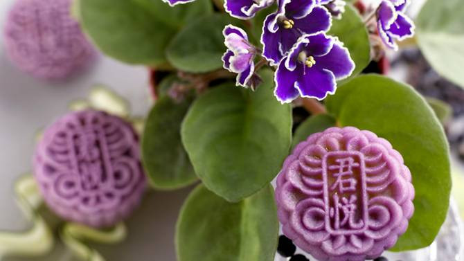 Bánh Violette & Gin của Khách sạn Grand Hyatt Singapore Hòa quyện với hương vị rượu Tanqueray No. TEN và rượu mùi crème de violette, Violette & Gin là loại bánh trung thu rất được yêu thích của Khách sạn Grand Hyatt Singapore. Sự kết hợp hương vị rượu Tanqueray No. TEN gin và crème de violette đã tạo lên một chiếc bánh đặc biệt hài hòa, khó quên.