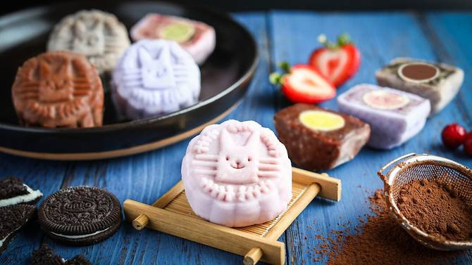 Bánh trung thu phô mai kem dâu của tiệm bánh Cat & the Fiddle Cat & the Fiddle vốn đã nổi tiếng với các loại bánh phô mai kem. Phục vụ cho Trung thu năm nay, tiệm bánh này đã cho ra đời năm loại bánh trung thu phô mai kem khác nhau gồm bánh vị dâu, vị việt quất, vị kem, vị socola và cả vị sầu riêng. Trong đó, bánh vị dâu đặc biệt nhất. Chiếc bánh này là sự kết hợp hoàn hảo giữa vị ngọt và vị chua dịu của phô mai kem, hương sen và bạc hà.