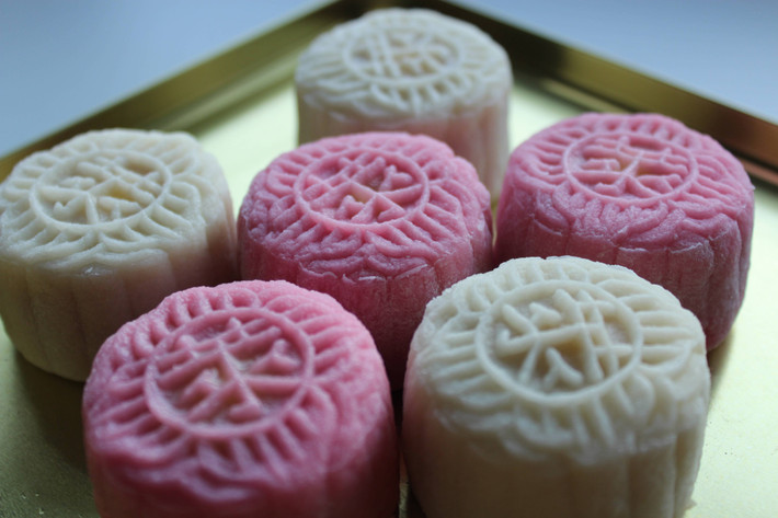 Bánh Strawberry Yoghurt and Crunchy White Chocolate Pearl của Khách sạn Raffles Nhiều năm qua, Khách sạn Raffles được biết đến là nơi luôn cho ra đời loại bánh trung thu đậm đà bản sắc dân tộc, được nhiều người yêu thích. Thậm chí bánh trung Champagne Truffle and Ganache còn được cho là một trong những biểu tượng của khách sạn. Thế nhưng năm nay, khách sạn này đã bất ngờ cho ra một loại bánh mới mang tên Strawberry Yoghurt and Crunchy White Chocolate Pearl để kỉ niệm 130 năm ngày thành lập khách sạn. Vẫn theo truyền thống khơi gợi tinh thần quốc gia, loại bánh mới nhắc nhớ người dân Singapore về những chiếc kẹo socola sữa dâu yêu thích trong những ngày thơ ấu của họ.