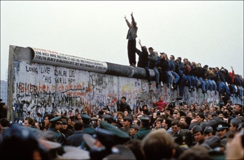 Vào đêm mà bức tường Berlin sụp đổ tháng 11-1989, Merkel, 35 tuổi, tới một phòng xông hơi. Sau đó, bà rảo bước qua bức tưởng Berlin và cùng ăn mừng một lúc với những người lạ, uống một cốc bia. Hầu hết mọi người ở Đức đều đổ ra đường ăn mừng cả đêm hôm đó.