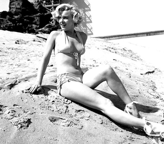 Biểu tượng gợi cảm của nước Mỹ, cô đào “nóng bỏng” Marilyn Monroe không thể bỏ lỡ trào lưu mặc bikini mới. Trong ảnh là Marilyn Monroe mặc bikini năm 1951. (Ảnh: John Irving/Flikr.com)