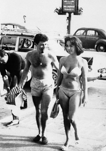 Ca sỹ Eddie Fisher và nữ diễn viên Elizabeth Taylor mặc bikini khi đi nghỉ ở Cannes, Pháp, năm 1959. (Ảnh: AP)