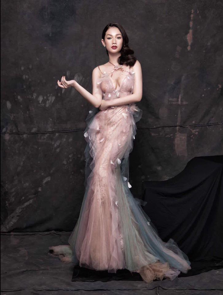 Thời gian vừa qua, MC Quỳnh Chi nhiều lần diện các mẫu váy cắt cúp tinh tế, xuyên thấu gợi cảm hay trễ nải, xẻ sâu cuốn hút tới các sự kiện và nhận được nhiều lời khen. "Đẹp quá chị Chi", "đẹp xuất sắc", "quá đẹp", "ôi lộng lẫy quá", "sexy và đẹp đến lạ", "ngày càng đẹp"... là những câu bình luận quen thuộc dưới mỗi bức hình khoe dáng của nữ MC xinh đẹp. Có fan theo dõi Quỳnh Chi đã lâu, nhấn mạnh: "Tóm lại là nếu bạn đẹp thì bạn không thể ngăn cái sự đẹp ấy lại."