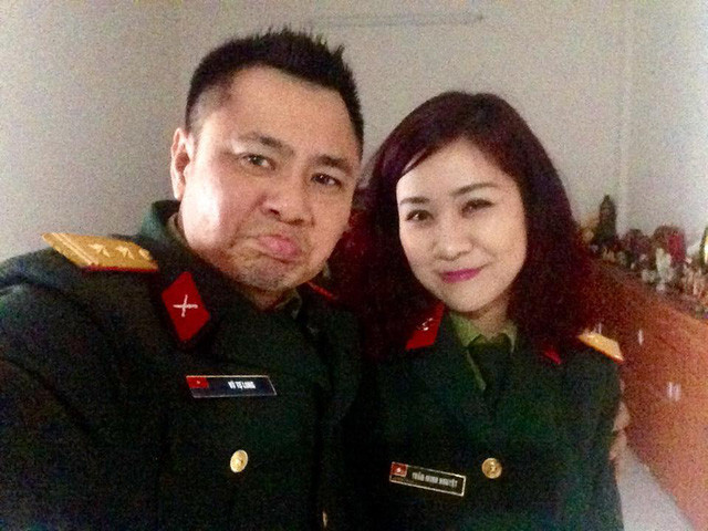 Cả hai vợ chồng cùng hoạt động trong môi trường nghệ thuật quân đội.