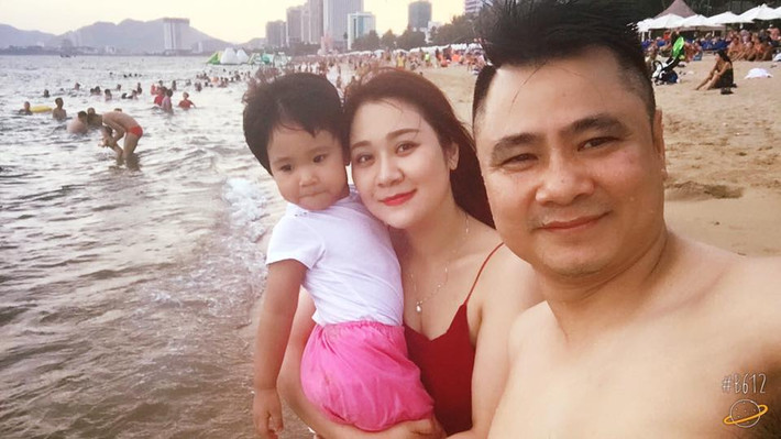 Trên trang cá nhân của mình, danh hài Tự Long vừa đăng tải hình ảnh về chuyến nghỉ mát của gia đình, danh hài chụp ảnh selfie với vợ và con gái bên bờ biển. Ngay lập tức, có rất đông fan của anh vào khen ngợi bức ảnh gia đình hạnh phúc và dành nhiều lời ngưỡng mộ nhan sắc mặn mà "gái một con" của Minh Nguyệt - bà xã Tự Long.
