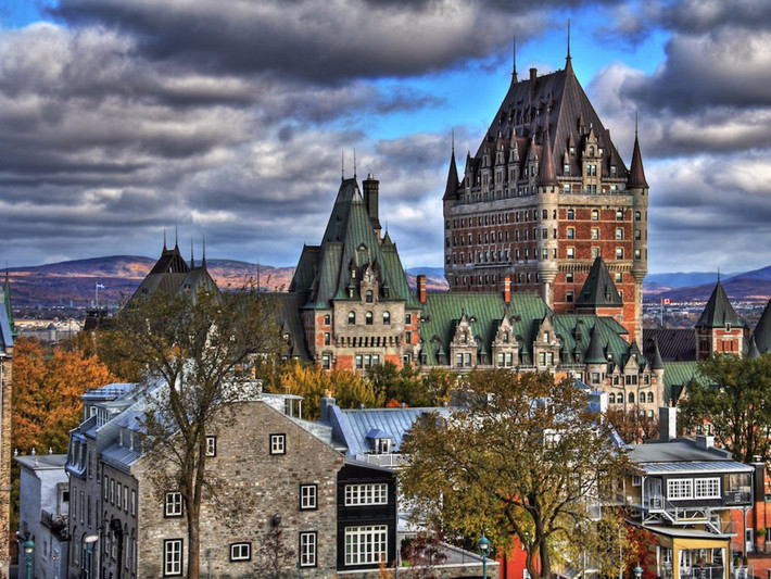 Để được nhập tịch, người đăng ký cần sống ở Canada ít nhất ba năm trong bốn năm tính từ thời điểm đăng ký. Đồng thời, họ cũng phải có tài sản ít nhất 1,2 triệu USD, có kinh nghiệm ba năm trong quy hoạch, tài chính, nhân sự hay quản lý. Ngoài ra, họ còn phải trình bày mục đích định cư ở Quebec và ký thỏa thuận đầu tư ít nhất 800.000 USD.