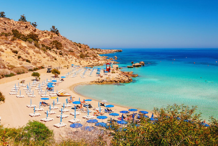 Cyprus (1,7 triệu USD): Giới nhà giàu có thể sở hữu hộ chiếu của Cyprus khi mua bất động sản trị giá 2,3 triệu USD hoặc đầu tư tối thiếu 570.000 USD và có nhà ở Cyprus trị giá tối thiểu 1,7 triệu USD.