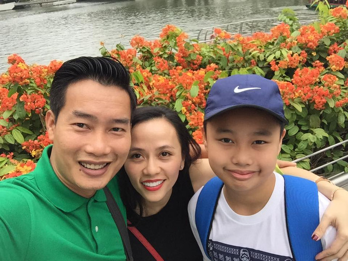 Anh hạnh phúc bên bà xã xinh đẹp Lan Phương và con trai tên Hoa Tuất Kiệt.