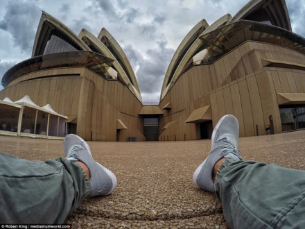 Nhà nhiếp ảnh 27 tuổi chụp ảnh với tòa nhà nổi tiếng ở quê nhà – Nhà hát Opera Sydney.