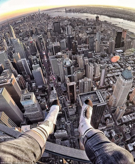 Phượt thủ nổi tiếng Robert King ngồi trên nóc một tòa nhà chọc trời nhìn toàn cảnh New York.