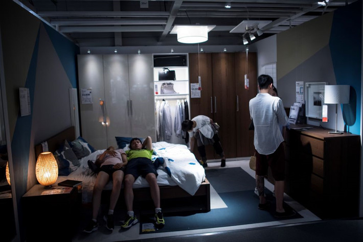 IKEA trở thành lựa chọn hàng đầu của nhiều người bởi quy định của hãng này tại thị trường Trung Quốc cho phép khách hàng có thể nằm, ngồi và thậm chí ngủ ở bất cứ đâu trong cửa hàng.