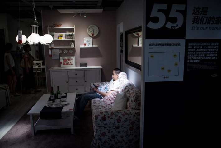 IKEA trở thành lựa chọn hàng đầu của nhiều người bởi quy định của hãng này tại thị trường Trung Quốc cho phép khách hàng có thể nằm, ngồi và thậm chí ngủ ở bất cứ đâu trong cửa hàng.