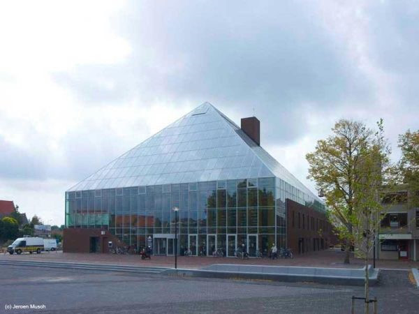 Book Mountain and Library Quarter là thư viện công cộng mới được xây dựng ở Spijkenisse, Hà Lan. Tòa nhà có cấu trúc dạng kim tự tháp bằng kính, gợi cho mọi người cảm giác như một núi sách thực sự. Đây là nơi chứa các bộ sách về hầu hết chủ đề, đồng thời bao gồm một trung tâm giáo dục môi trường, các phòng họp, thính phòng và một số văn phòng.