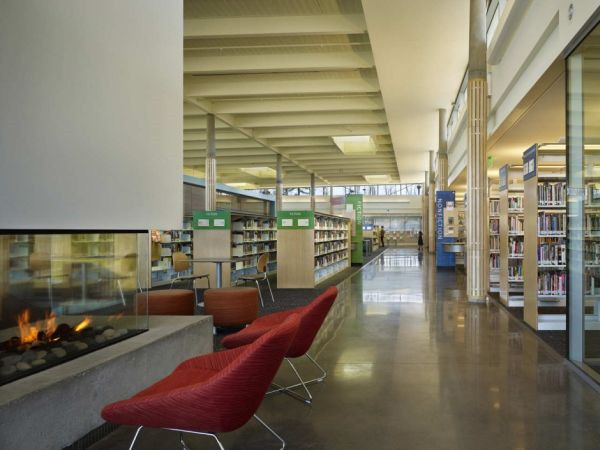 Thư viện Sammamish tọa lạc ở Washington, Mỹ. Tòa nhà bao gồm một phòng họp, quầy bar và khu vực dành cho thiếu niên nhìn ra quảng trường. Khu vực đọc chính có cửa sổ ở trần nhà nên chỉ cần sử dụng ánh sáng nhân tạo khi trời tối.