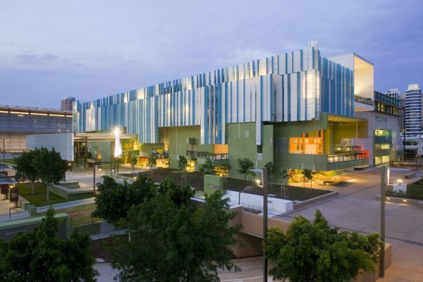 Thư viện Brasiliana là trung tâm lưu trữ và đọc sách ở Brasil, với tổng diện tích khu trưng bày là 21.950 m2. Khánh thành thành vào năm 2013, thư viện này có bộ sưu tập sách hiếm gồm 17.000 tiêu đề. Thiết kế tòa nhà được lấy cảm hứng từ các thư viện nổi tiếng khắp thế giới như thư viện Beinecke Rare Book & Manuscript của Đại học Yale (Mỹ) và thư viện Saint Geneviève ở Paris, Pháp.
