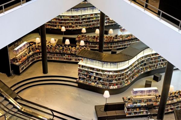 Thư viện mới ở Almere, Hà Lan được thiết kế với 5.000 kệ sách và các khu vực như quầy, nơi truy cập Internet, quán cà phê, khu vực học tập và phòng đa phương tiện. Đây là không gian hiện đại, sách được sắp xếp theo nơi xuất bản và mỗi phần là một không gian định hướng lối sống.