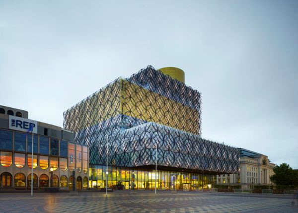 Thư viện Birmingham mới: Đây là thư viện công cộng lớn nhất châu Âu, nằm ở thành phố Birmingham, Anh. Công trình sở hữu mặt tiền độc đáo nhờ được kết bằng các vòng tròn kim loại. Thư viện có kinh phí đầu tư khoảng 189 triệu bảng (gần 250 triệu USD), chiếm diện tích 29.000 m2 với 11 tầng được thiết kế theo không gian phong phú để học tập, hội họp, làm việc hay tán gẫu trên đủ loại ghế ngồi. Khoảng 10.000 người đến đây mỗi ngày.