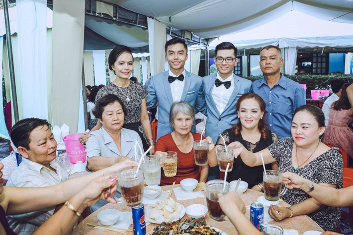 Những người bạn bè của cặp đôi đã tới chúc mừng.