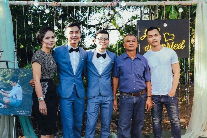 Hình ảnh hạnh phúc của Tuấn Điền Minh Ái cạnh ba mẹ và anh trai.