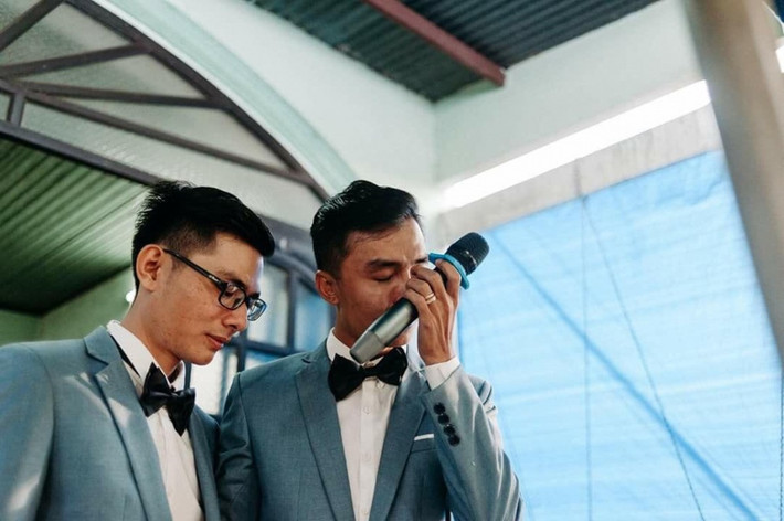 Có lẽ nhận được sự đồng ý của cha mẹ là điều vô cùng hạnh phúc với mỗi cặp đôi LGBT. Thế nên, cặp đôi vô cùng mãn nguyện khi đám cưới của mình có sự xuất hiện và ủng hộ của gia đình.