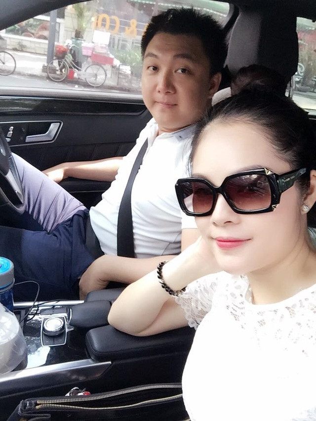 Cuộc sống của Dương Cẩm Lynh bên ông xã Anh Khoa và con trai nhỏ hạnh phúc đong đầy. Hai người có con trước khi tính đến chuyện kết hôn. Anh Khoa là Việt kiều Australia, làm sản xuất phim, cũng là bạn của đạo diễn Victor Vũ. Dương Cẩm Lynh sinh năm 1982. Cô cũng là một MC, từng đoạt giải Á hậu Điện ảnh năm 1999. Sau khi tốt nghiệp cấp ba ở quê nhà Đồng Nai, Dương Cẩm Lynh sang Mỹ du học ngành Quản trị Kinh doanh tại Texas. Thời gian du học, cô giành nhiều giải thưởng như Miss Áo dài Texas, Top 10 Miss Việt Nam USA 2006… Khi trở về Việt Nam, cô gắn bó với nghiệp diễn xuất bắt đầu từ vai đầu tay trong phim truyền hình Sóng đời.